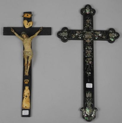  Croix marquetée Indochine et Crucifix en os
