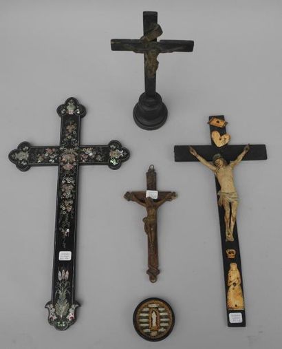  Croix marquetée Indochine et un crucifix en os
