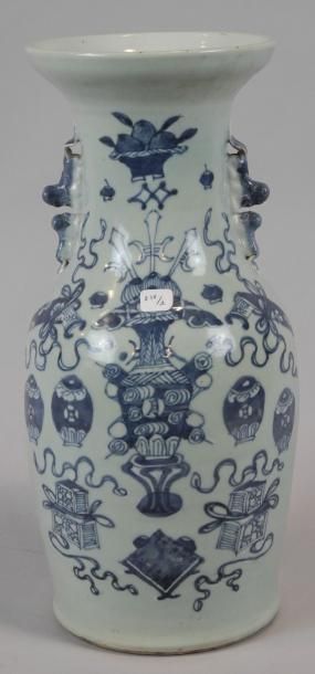 null Vase de forme balustre en porcelaine à décor bleu sous couverte
