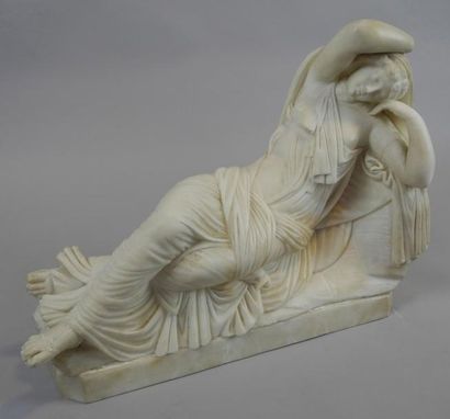  Jeune femme allongée, marbre blanc(?), sur un socle en marbre et un socle en bois...