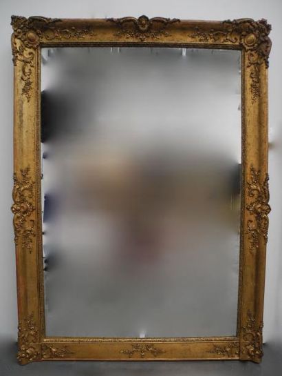 null Miroir rectangulaire à cadre en bois et composition laquée or de style Louis...