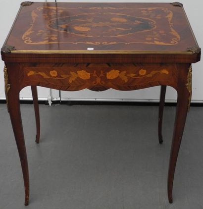  Petite table à jeux marquetée de style Louis XV