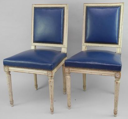  Paire de chaises, garniture de cuir bleu. Style Louis XVI