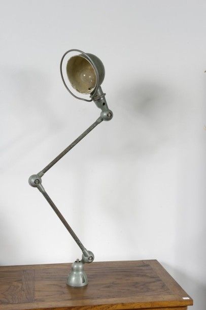Jean-Louis DOMECQ (né en 1920) Lampe à deux bras métalliques articulés laqués vert...
