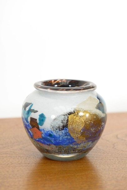 Jean-Claude NOVARO (né en 1943) Petit vase boule en verre soufflé à décor polychrome...