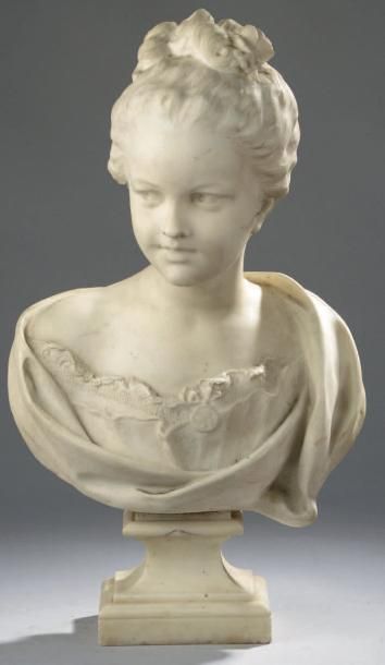 École du XIXe siècle Portrait de jeune fille en buste. Marbre blanc sculpté à piédouche...