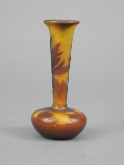 GALLE Petit vase berluze en verre double couche orange et brun gravé à l'acide et...