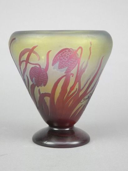 GALLE Vase en cône inversé à piédouche, en verre multicouche jaune et mauve, gravé...