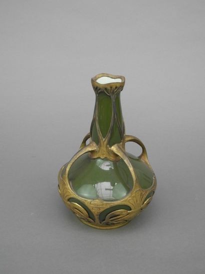 Vilmos ZSOLNAY (1840 - 1900) et Bruno PAUL (1874 - 1968) Vase bouteille en céramique...