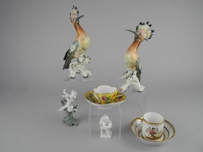 Ensemble de porcelaine comprenant : deux oiseaux, deux tasses et sous tasses (accidents)...