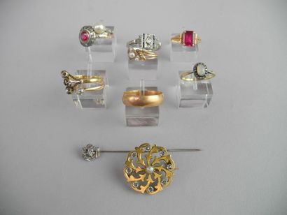  LOT d'or comprenant une broche en or jaune diamant et perle, un anneau en or jaune,...