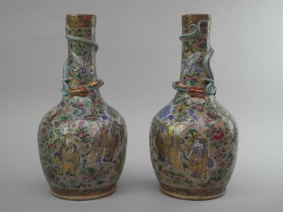  CHINE / Paire de vases balustre en porcelaine à décor en très bas relief de personnages...