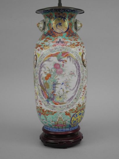  CHINE / Vase renflé en porcelaine à décor de pivoines dans un entourage de phénix...