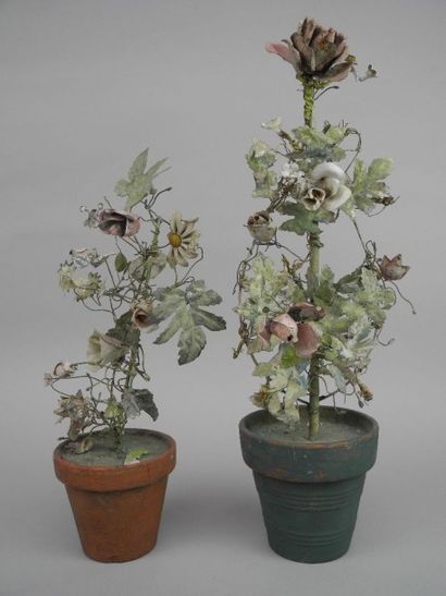 null Deux bouquets de fleur en tôle peinte, dans des pots en terre cuite / Travail...