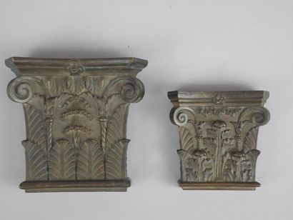 null Deux éléments décoratifs en bronze ciselés dorés représentant des façades de...