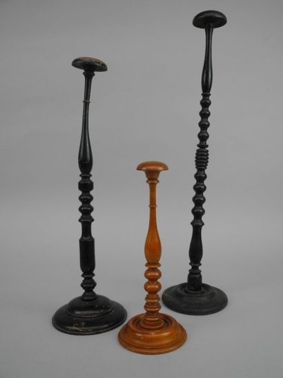  Deux porte-perruque en bois tourné laqué noir / Fin du XIXème siècle / Haut. : 61...