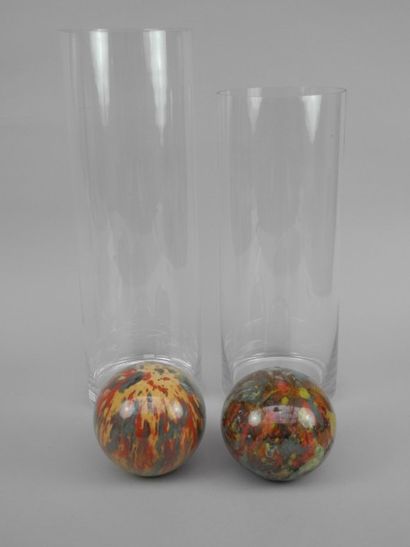  Deux vases cylindriques en verre / Travail contemporain / Haut. : 60cm et 50,5 cm...