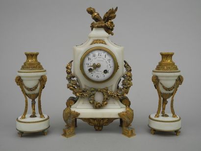 null Garniture de cheminée en marbre blanc et bronze doré / Style Louis XVI / Haut....