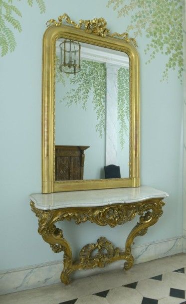 null Grand miroir de cheminée en bois et composition dorée, l'entourage à larges...