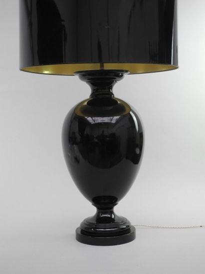 Grande lampe en plâtre laquée noire de forme...