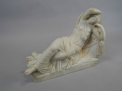  Jeune femme allongée, marbre blanc(?), sur un socle en composition et un socle en...