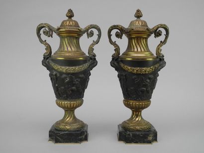 null Paire de vases couverts de forme piédouche en bronze doré et patiné posant sur...