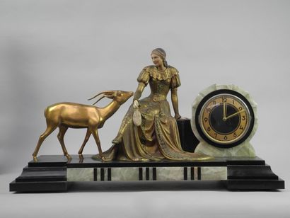  Pendule en bronze et composition figurant une femme et une antilope, socle en onyx...