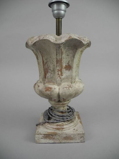 null Pied de lampe en bois sculpté partiellement laqué blanc. Il forme un vase Médicis...