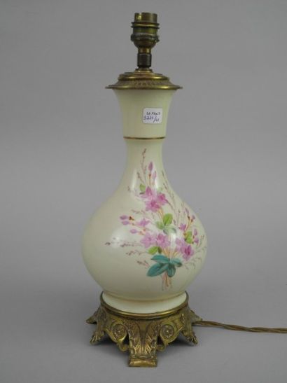 null Pied de lampe en porcelaine à décor peint d'un bouquet de fleur sur fond crème...