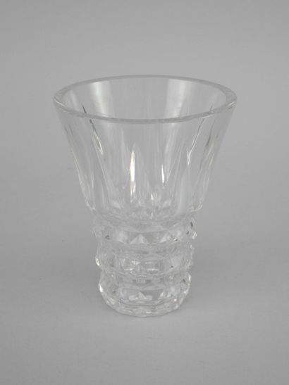  SAINT-LOUIS Vase en cristal taillé Haut. : 20 cm - Diam . : 16 cm
