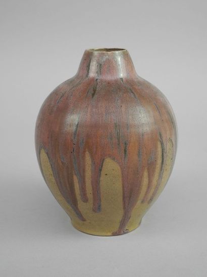  Vase piriforme en céramique à glaçure brun-rose sur fond ocre. Signé sur le fond...