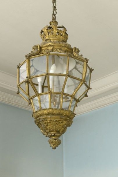 Importante lanterne cage de forme ovoïde à petits carreaux en métal repoussé et...
