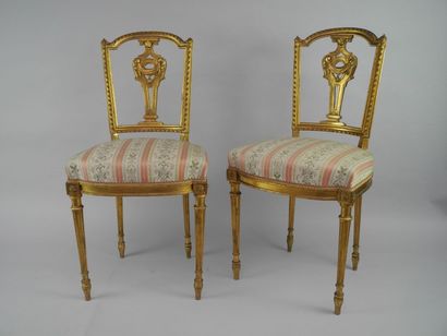 null Paire de chaises en bois sculpté et doré / Style Louis XVI / Haut. : 84 cm -...