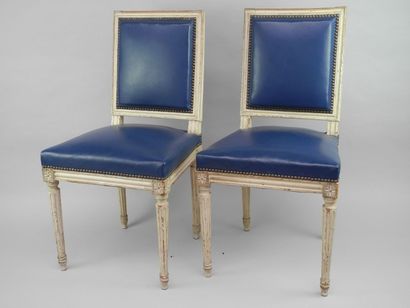 null Paire de chaises, garniture de cuir bleu. Style Louis XVI