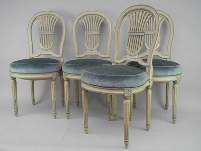 null Suite de quatre chaises laquées crème rechampi bleu à dessin Montgolfiere style...