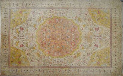 null Important et fin tapis en laine à grand médaillon central polylobé à décor d'entrelacs...