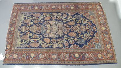 null Tapis ancien Kachan, Perse, vers 1920, forme prière sur fond bleu marine à vase...