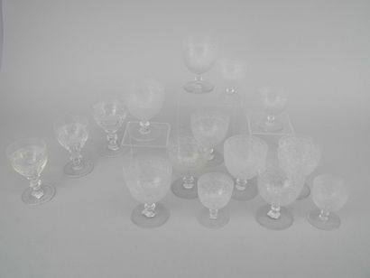  Ensemble de quinze verres et boite en cristal de BACCARAT (éclat)