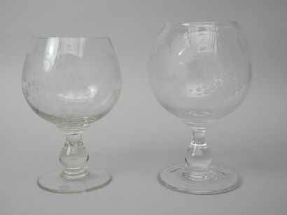 null Deux verres de vendange en cristal gravé de rinceaux de vigne / Haut. : 27,5...
