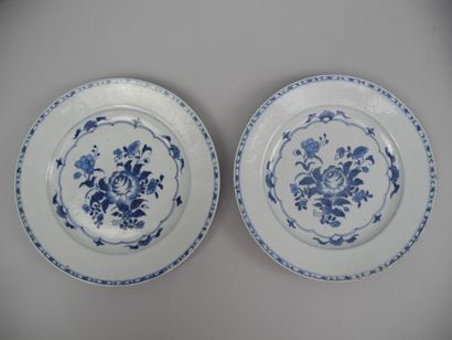 null 2 assiettes à décor bleu et blanc, Chine, XVIIIème siècle (égrenures)