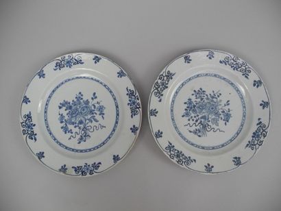 2 assiettes à décor bleu et blanc, (fêle...