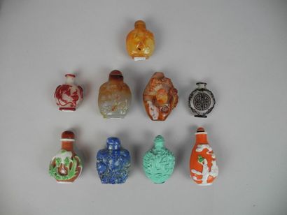  Collection de neuf tabatières en verre, en jade, en céramique, en sodalite, en agate...