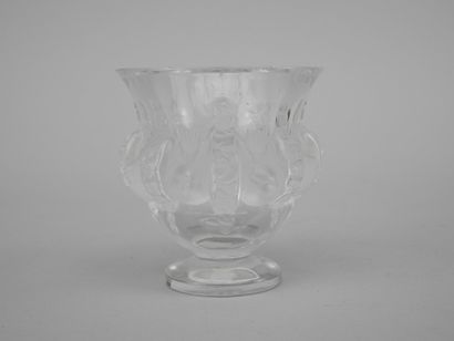  LALIQUE Petit vase en cristal moulé pressé d'une frise de moineaux et branchages...