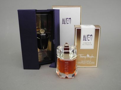  Thierry MUGLER 
"Alien" 
Deux flacons d'eau de parfum et d'élixir prodige (30 ml...
