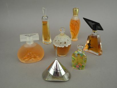  Divers parfumeurs Lot comprenant trois flacons LEONARD, eau de toilette (50 ml,...