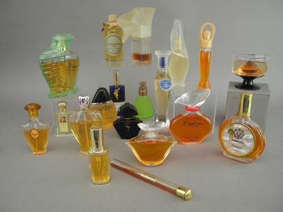  Divers parfumeurs Fort lot comprenant dix-huit flacons, parfums HOUBIGANT, JC JITROIS,...