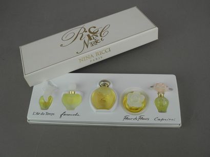  NINA RICCI Coffret de cinq diminutifs, parfums "L'Air du Temps", "Farouche, "Nina",...