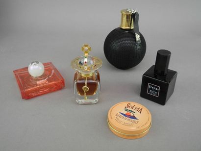  Divers parfumeurs Lot comprenant quatre flacons, parfums GIAN FRANCO FERRE, eau...