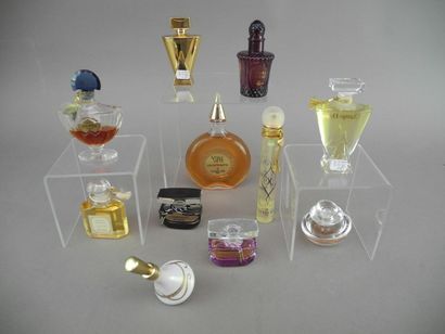 null GUERLAIN Fort lot comprenant onze flacons : parfum "Shalimar", "Insolence",...