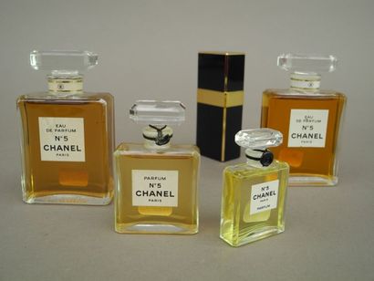  CHANEL 
"N°5" 
Quatre flacons (deux eau de parfum 50 ml et deux parfums 14 ml et...